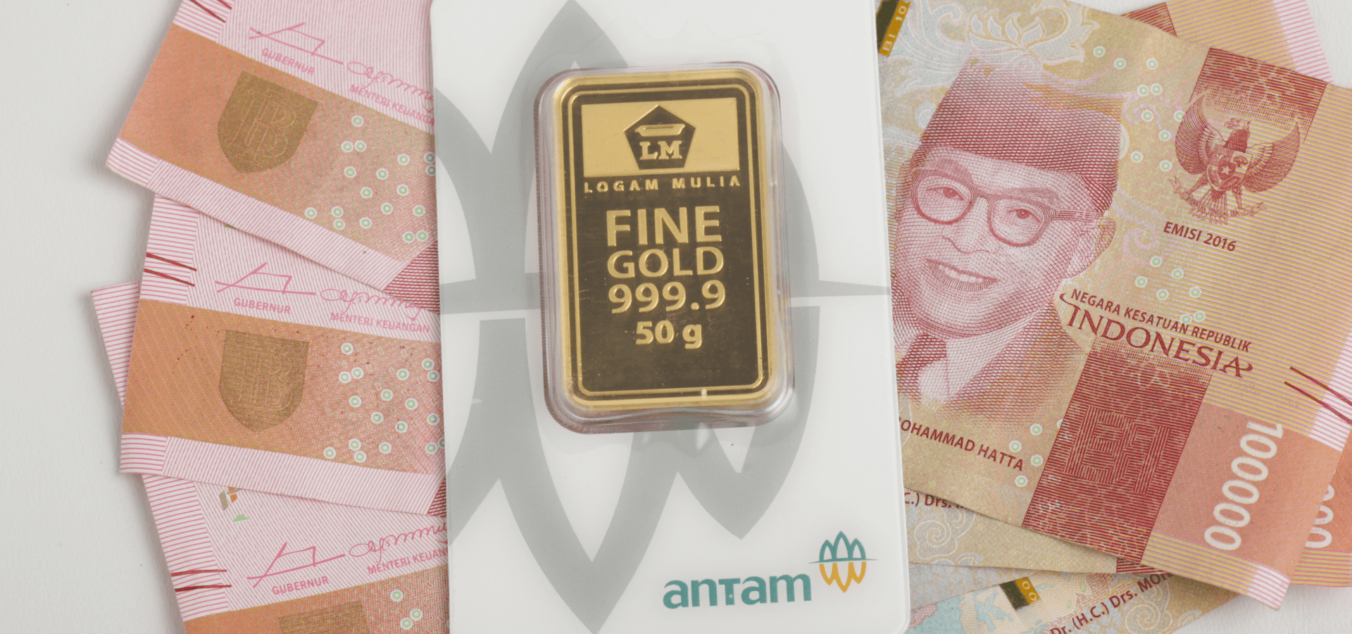 Tumpukan emas batangan Antam sebagai latar belakang